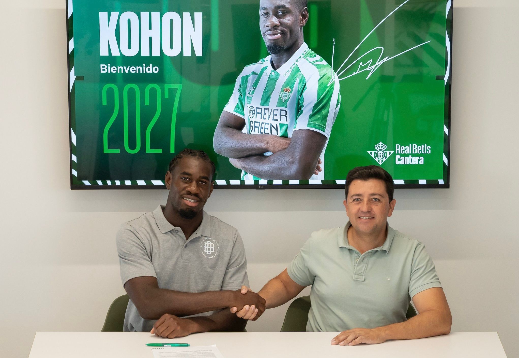 Rudy Kohon, en la firma de su contrato junto a MIguel Calzado. RBB