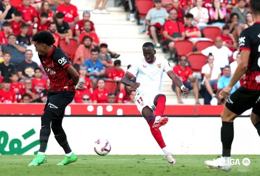 Lukébakio disparando durante el partido entre Mallorca y Sevilla FC   Foto: LaLiga