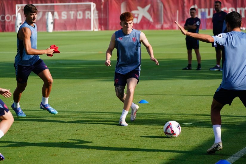 Valentín Barco entrena por primera vez con sus compañeros en el Sevilla FC Foto: SFC