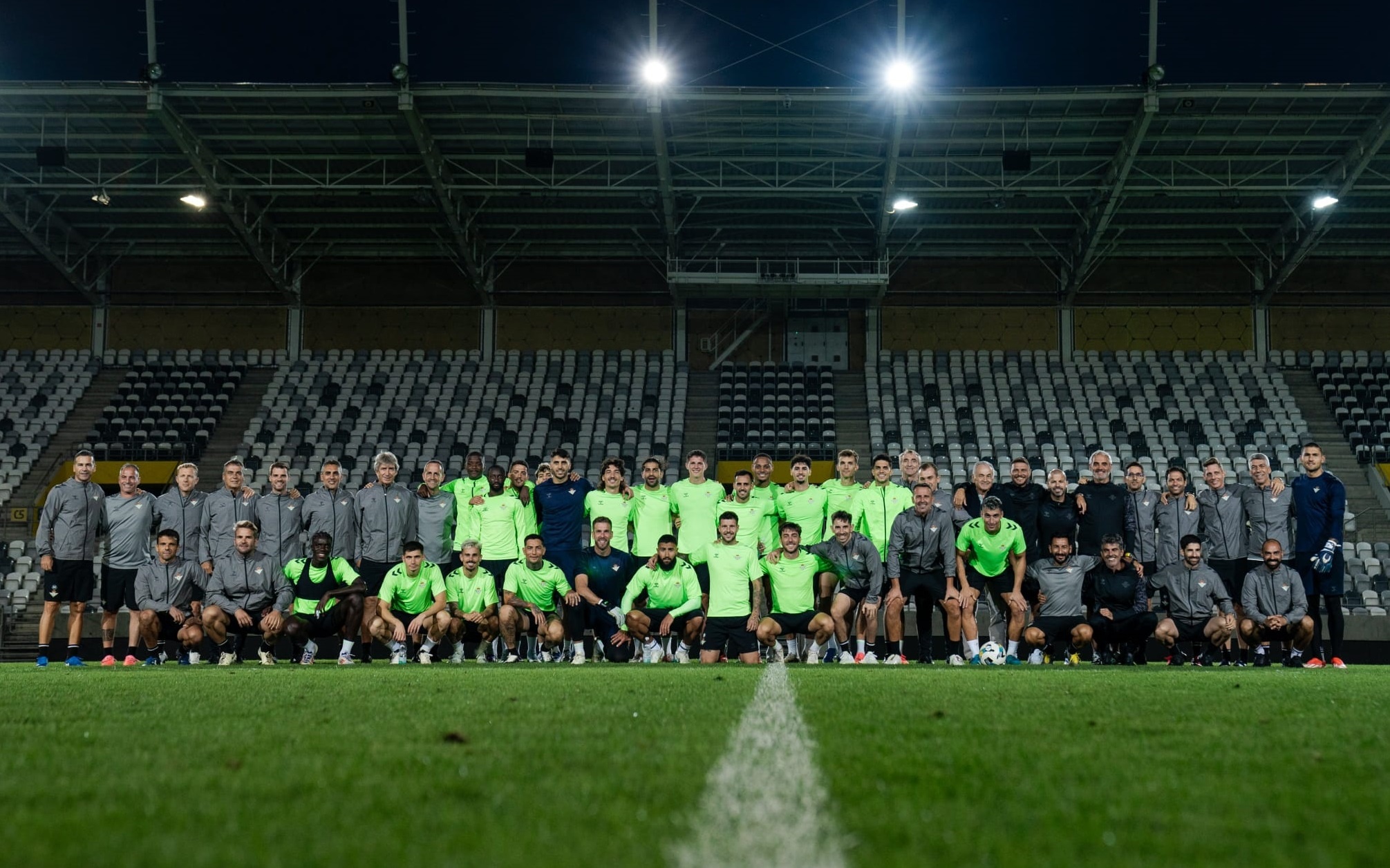 La plantilla del Real Betis, el pasado miércoles en el Kosice Arena.- RBB