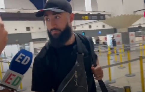 Fekir habla con los periodistas en el aeropuerto.- (Captura Elcorreo web)