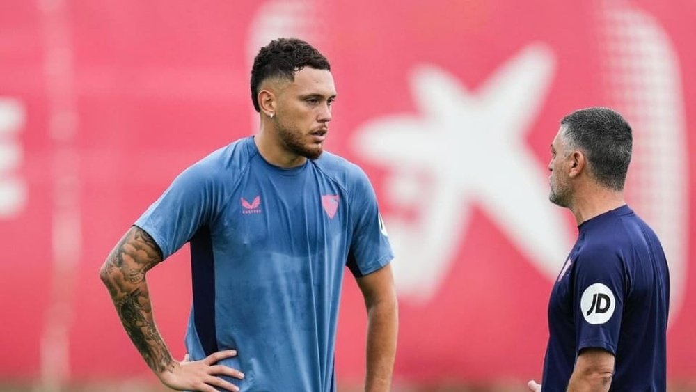 Ocampos charla con García Pimienta durante un entrenamiento del Sevilla FC Foto: SFC