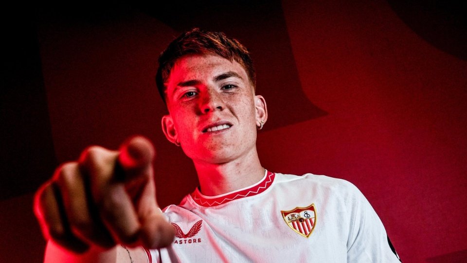 Valentín Barco posa con la camiseta del Sevilla FC tras su llegada a la capital andaluza Foto: SFC