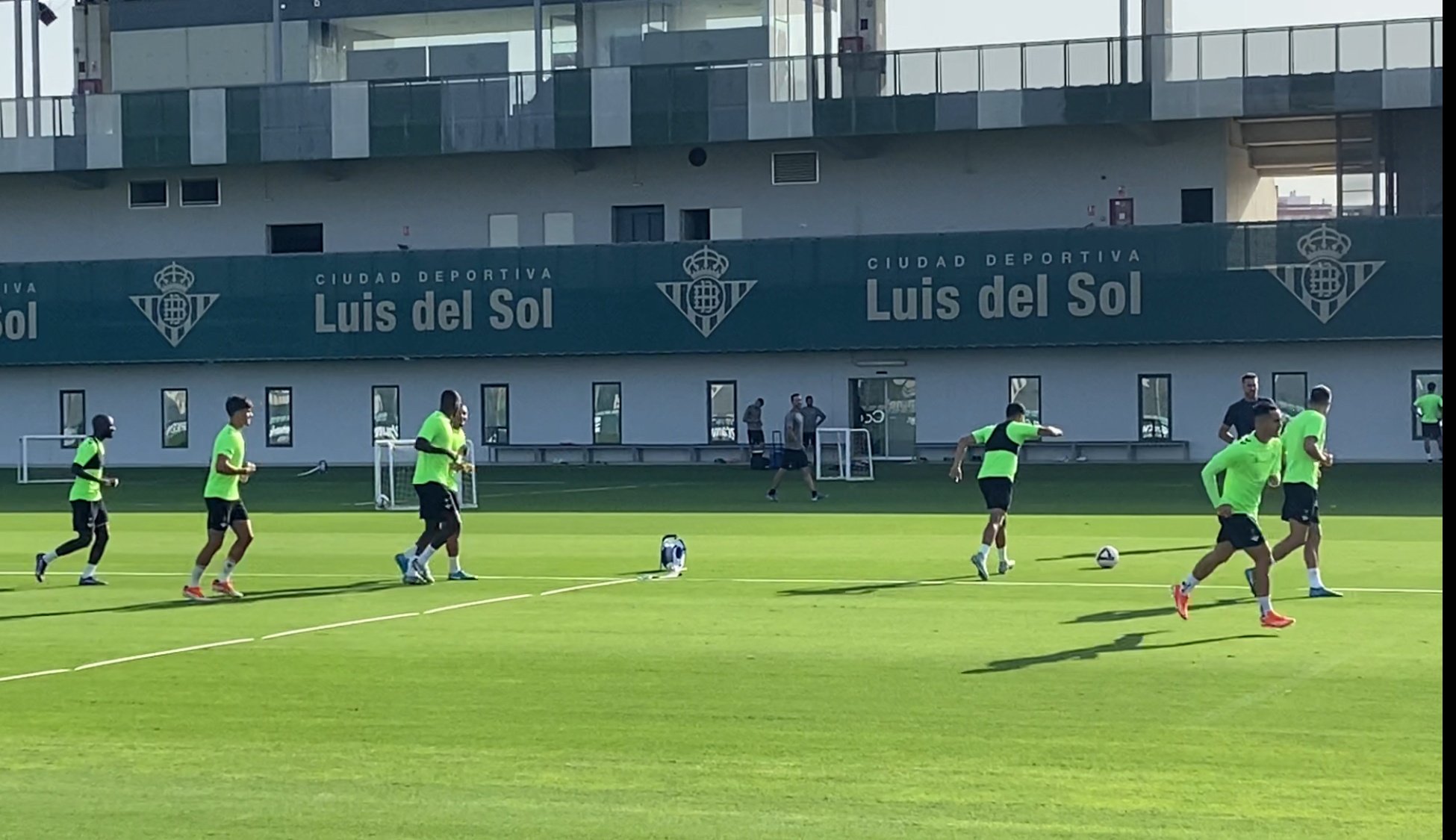 El Real Betis se ejercita en la Luis del Sol este viernes. AF