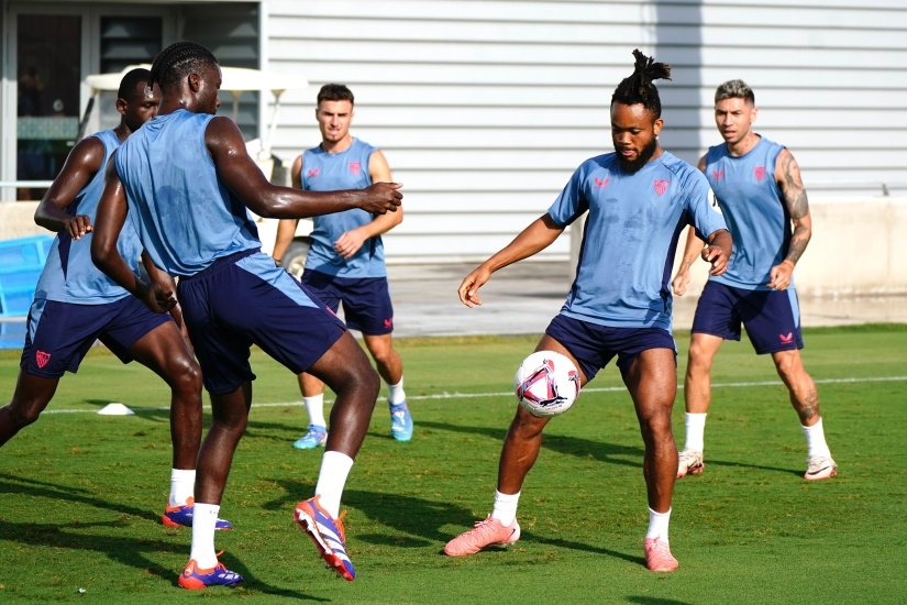 Los jugadores del Sevilla FC se entrenan de cara al partido frente al Girona de la jornada 4 de LaLiga 2024-25  Foto: SFC