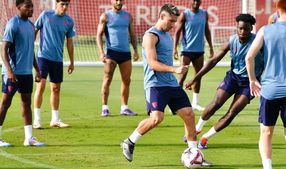 Rondo de los jugadores del Sevilla FC durante el último entrenamiento antes de recibir al Girona  Foto: SFC