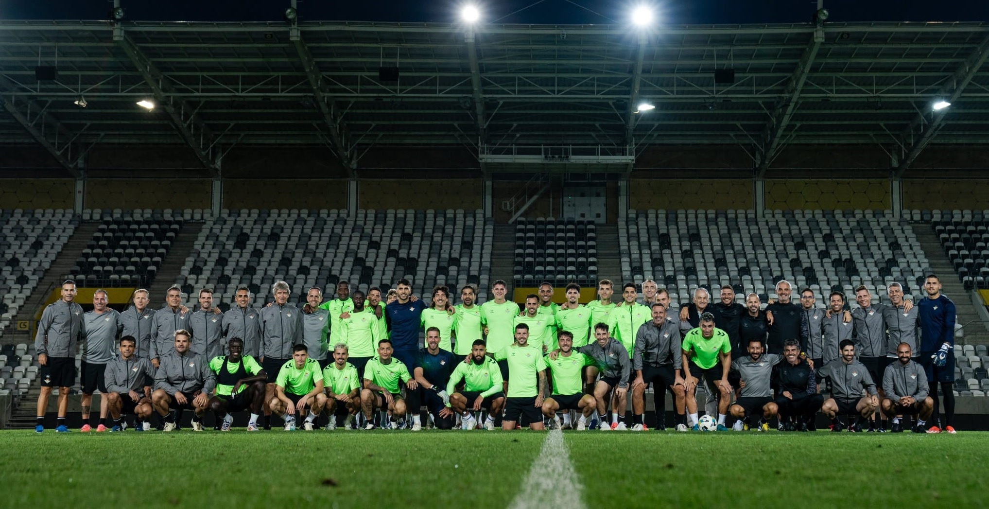 Los jugadores y técncios del Real Betis posan en el Kosice Arena antes del partido de ida del playoff de la Conference.- RBB