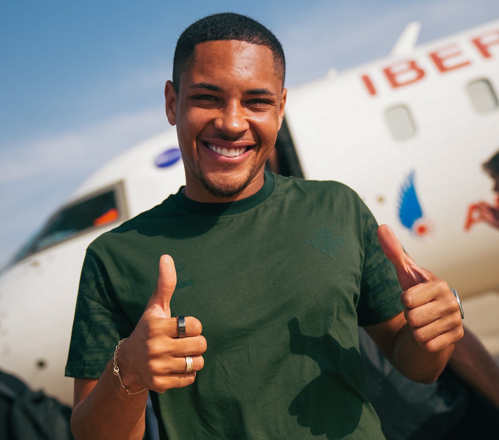 Vitor Roque posa antes de subirse en el avión con destino a Madrid. RBB