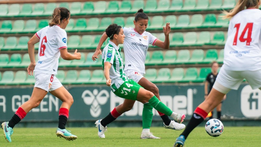 Carol Férez da un pase ante Pamela González y Alicia Redondo en la final de la Copa Andalucía Femenina Foto: Betis Féminas