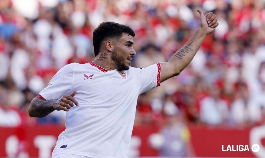 Isaac Romero agradece un pase a un compañero en el Sevilla FC-Girona Foto: LaLiga