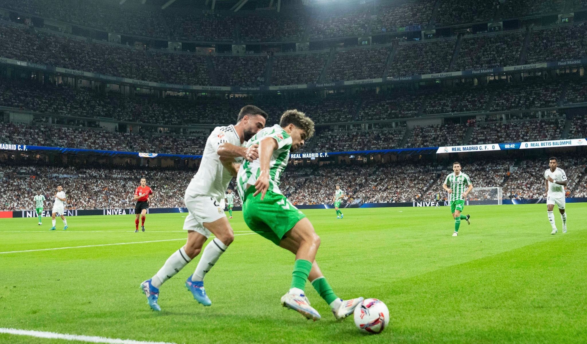 Abde pugna un balón ante Dani Carvajal. RBB