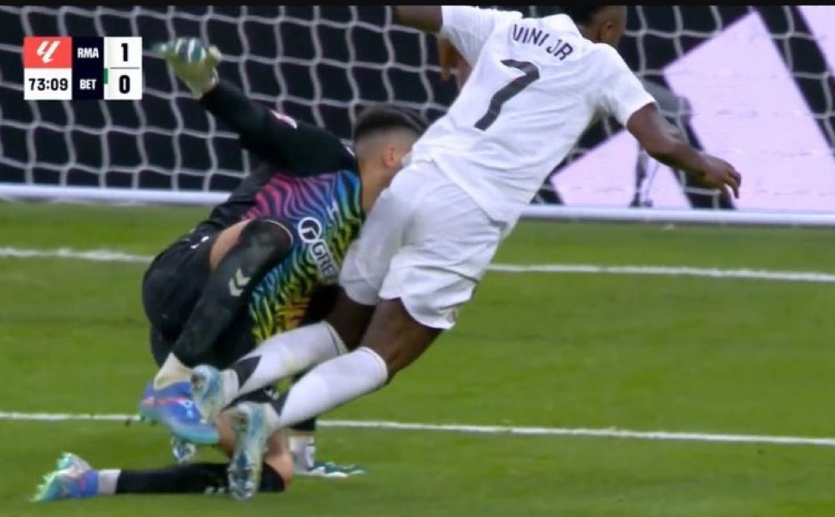 ¿Qué tontería hay que tener como VAR para ver esto como penalti? dijo Van Basten sobre esta jugada entre Rui Silva y Vinicius.-