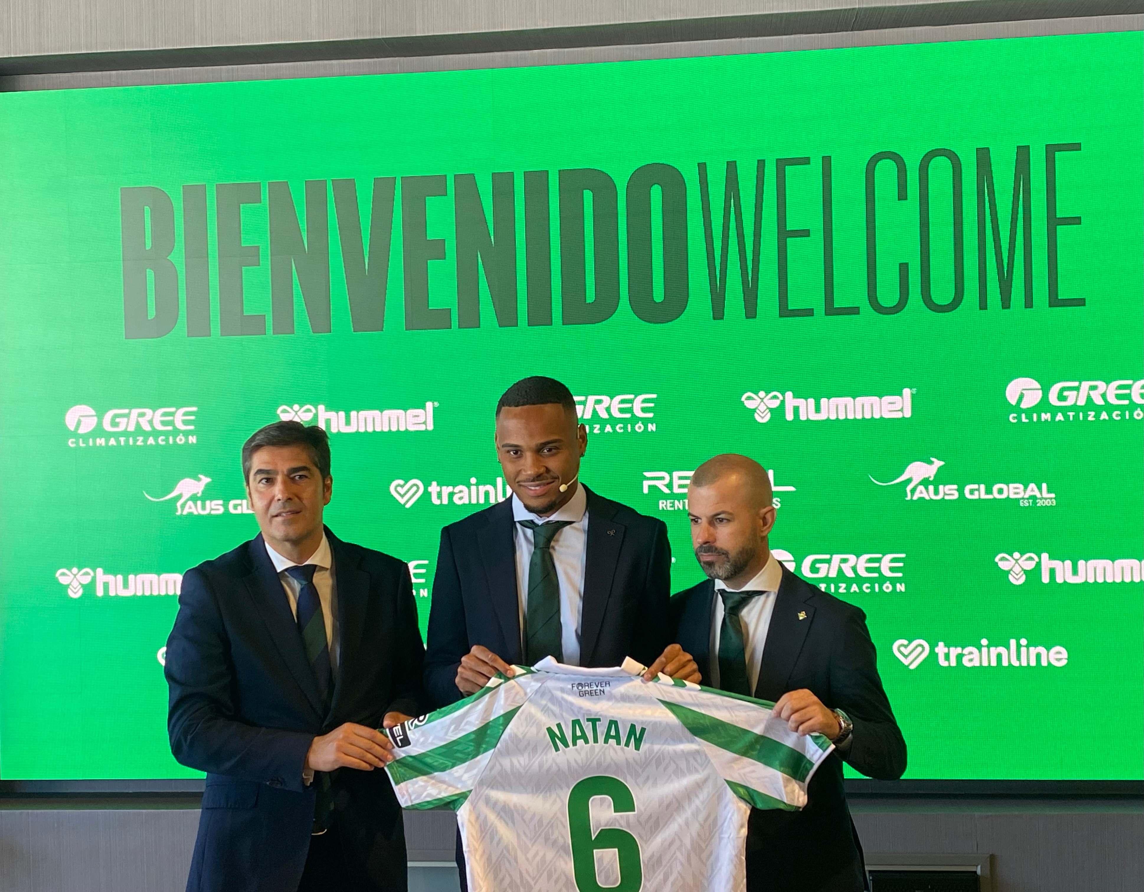 Natan, junto a Ángel Haro y Manu Fajardo en su presentación con el Real Betis. AF