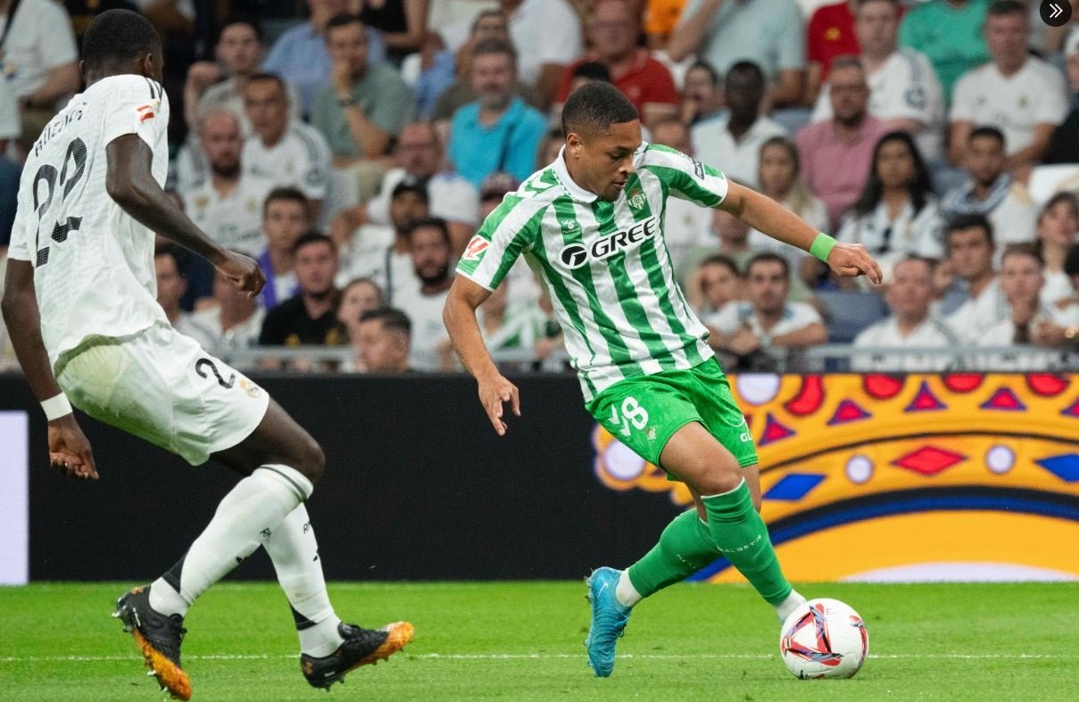 Vitor Roque, durante su debut este domingo en el Santiago Bernabéu con la elástica verdiblanca.- RBB