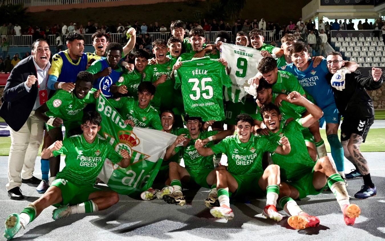 El Juvenil A celebra su pase a la final de la Copa de Campeones tras derrotar al Sevilla. RBB