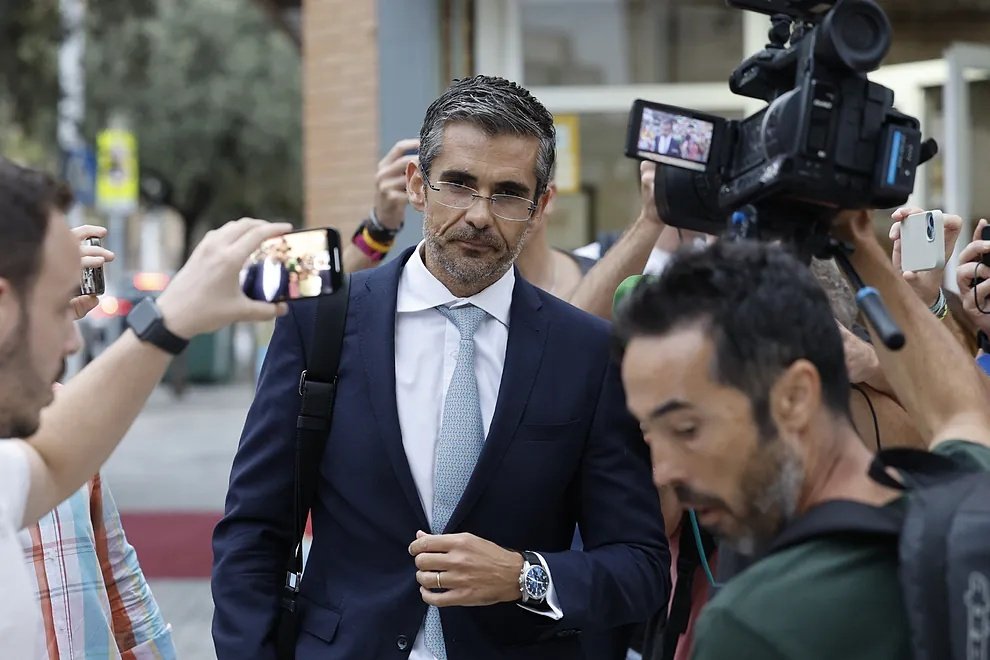 Jaime Campaner, abogado de Rafa Mir, a la llegada a los juzgados de Llíria  Foto: Marca