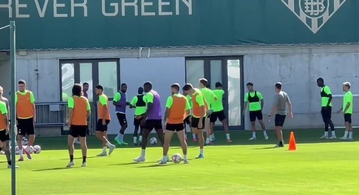El Real Betis se ejercita en la Ciudad Deportiva Luis del Sol.- 101 Deportes
