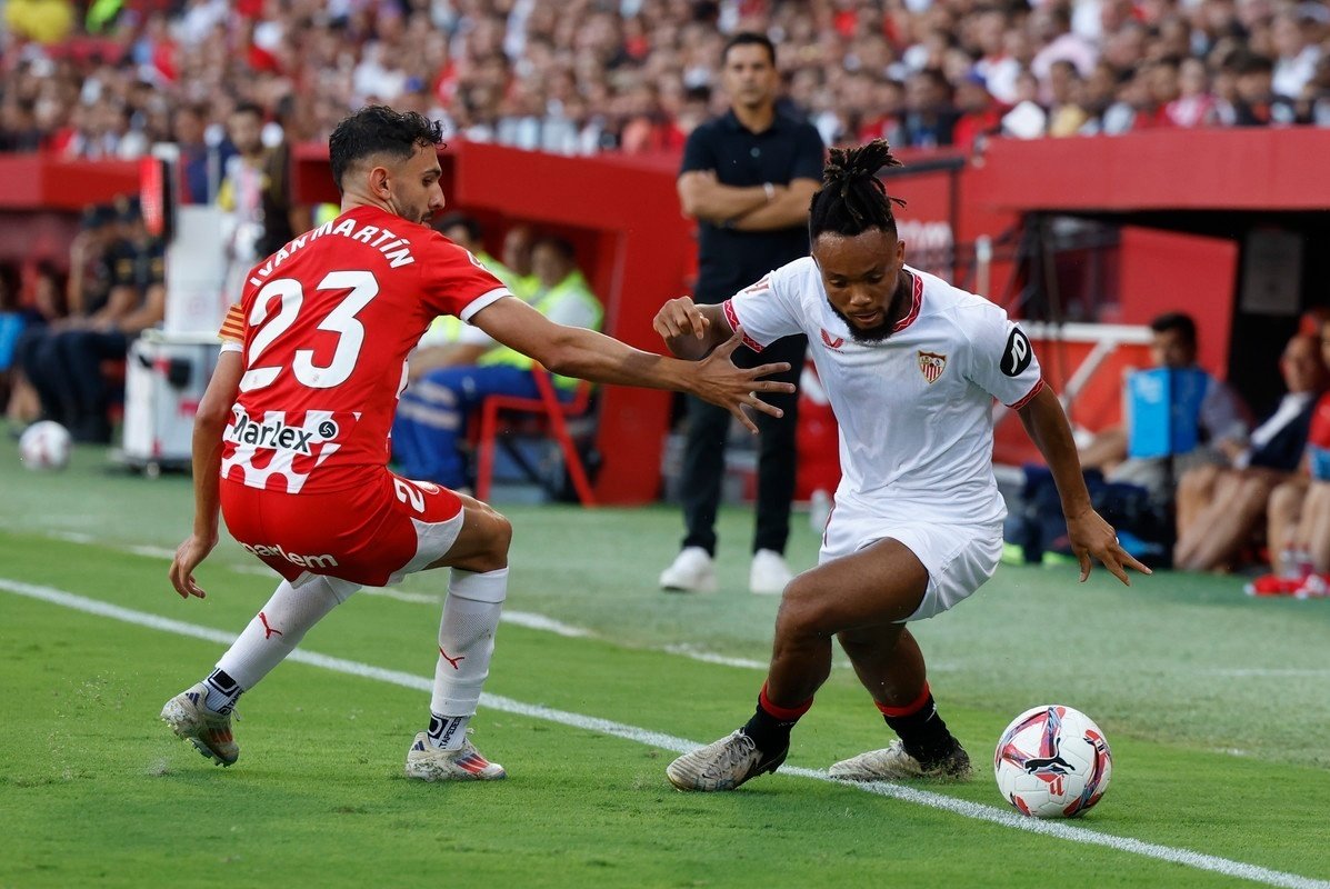 Iván Martínez y Chidera Ejuke, en el Sevilla-Girona de la Primera División 2024-25. EFE