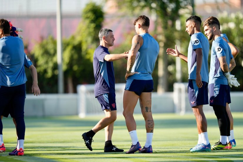 García Pimienta saluda a sus jugadores antes de un entrenamiento  Foto: SFC