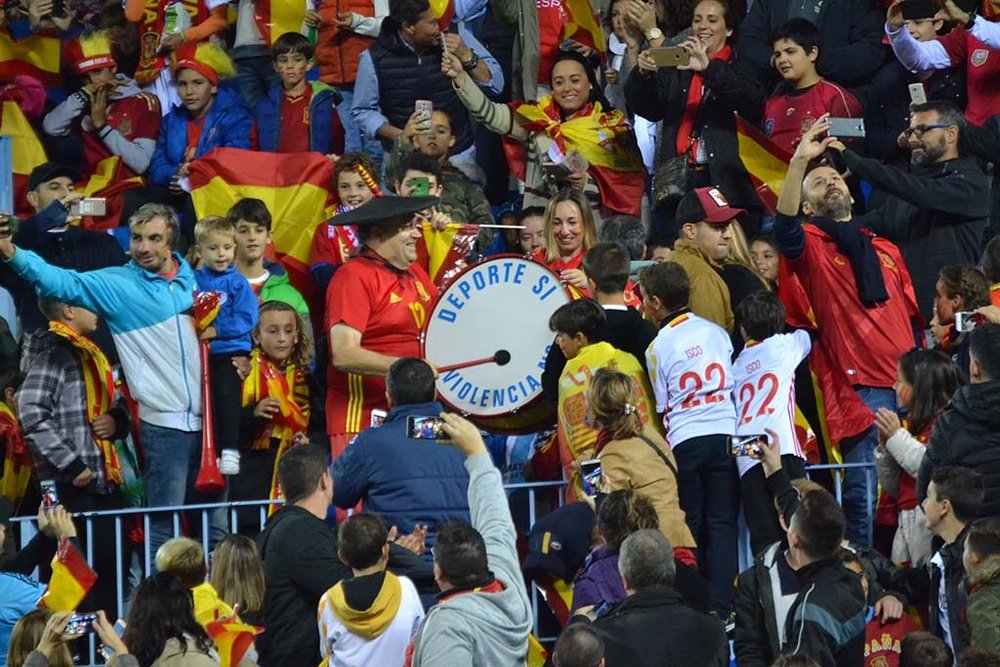 Aficionados españoles animan a la Selección de un partido de clasificación al mundial. BeSoccer