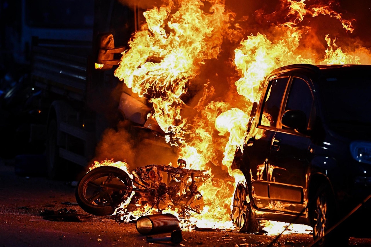 Batalla entre ultras de Genoa e Inter: tres policías heridos, vehículos calcinados...