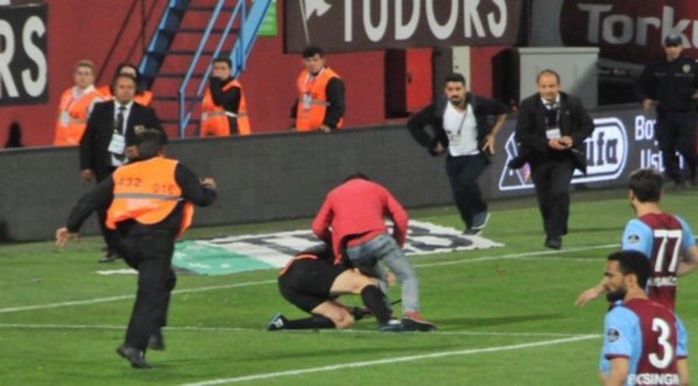 A Trabzonspor supporter attacked the assistant referee in the game against Fenerbahce. Twitter