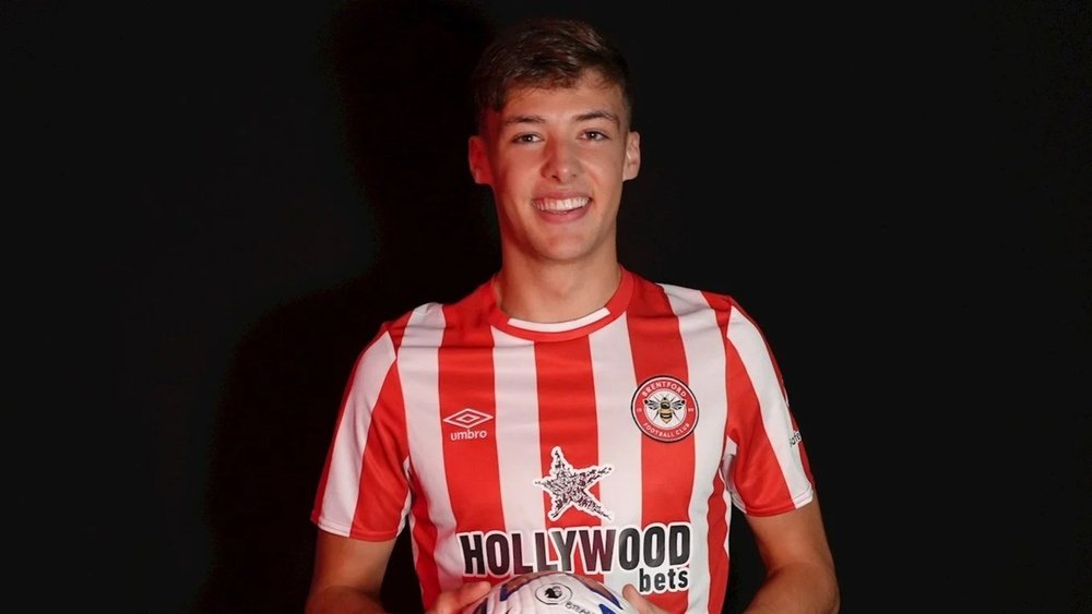 El Brentford refuerza su ala con Aaron Hickey. BrentfordFC