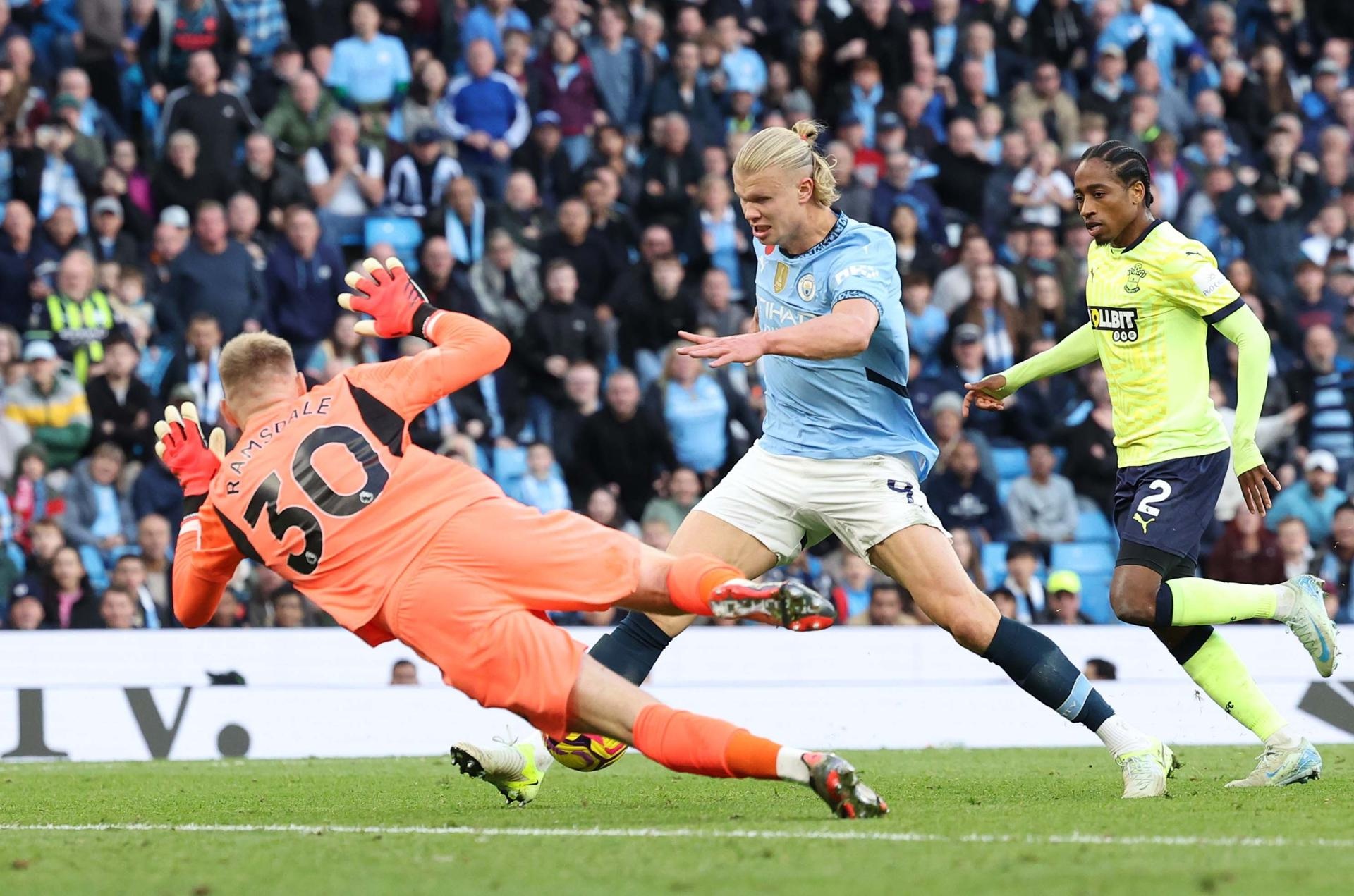 Haaland le pasa la pelota al Liverpool