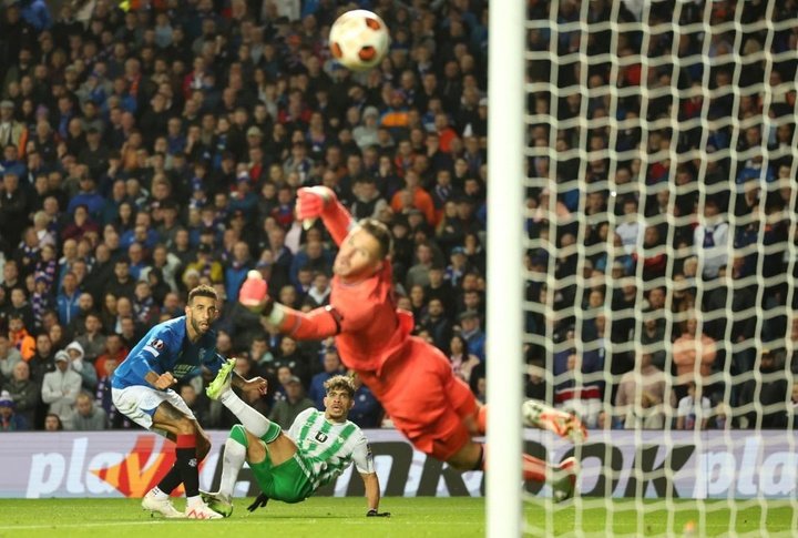 Abde, (C) del Betis, intenta marcar durante el partido del Grupo C de la Europa League frente al Glasgow Rangers. EFE/EPA/ROBERTPERRY