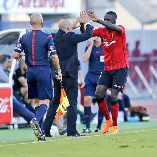 Abdoulwhaid Sissoko celebra su tanto con su entrenador en el Mallorca, Chapi Ferrer. Twitter