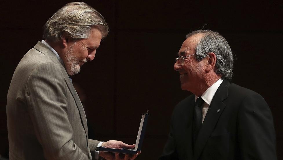 Adelardo recibió el reconocimiento por su carrera deportiva. EFE