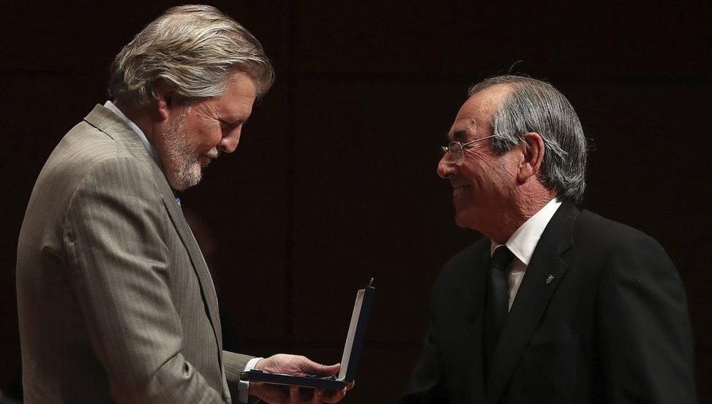 Adelardo recibió el reconocimiento por su carrera deportiva. EFE