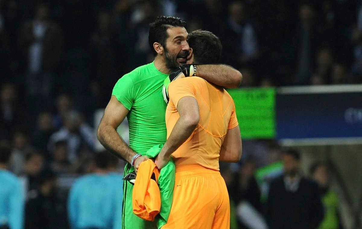 El emotivo abrazo entre dos leyendas del fútbol: Casillas y Buffon