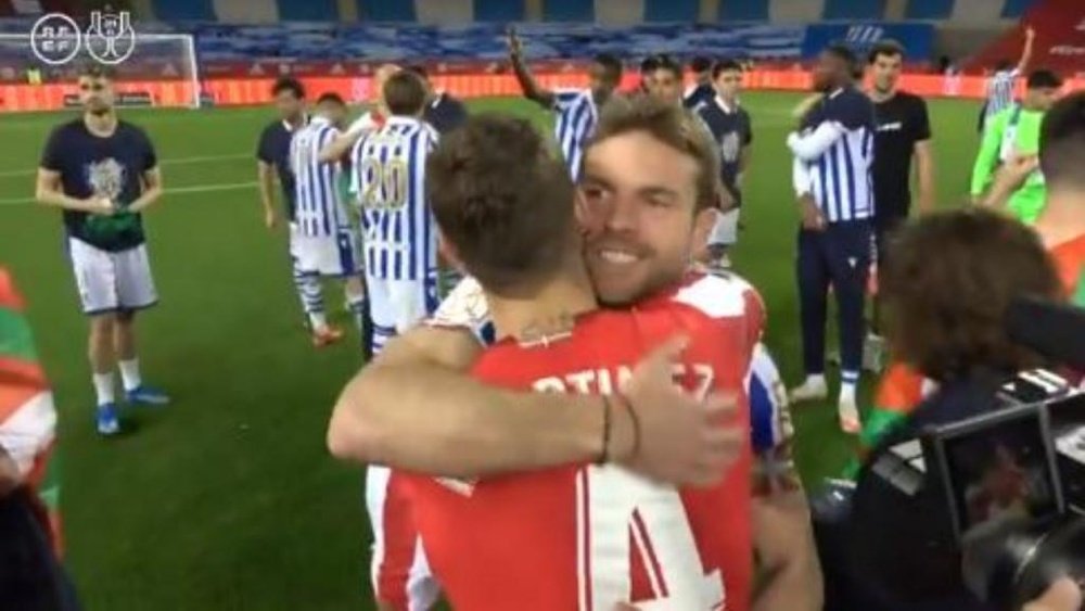 El bonito abrazo entre Íñigo Martínez e Illarramendi tras la final. Captura/RFEF