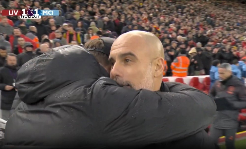 Klopp se abrazó con Guardiola en el fin de su histórica rivalidad. Captura/DAZN