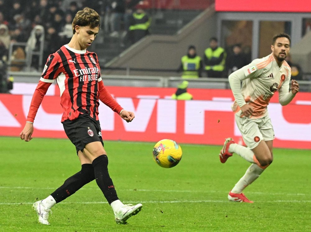 Santiago Giménez y Joao Félix brillaron en el pase del Milan. EFE/EPA/DANIELDALZENNARO