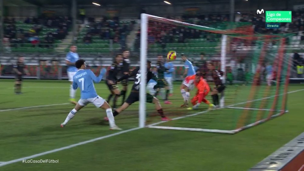 Acerbi le 'robó' un gol olímpico a Cataldi. Captura/MovistarLigadeCampeones