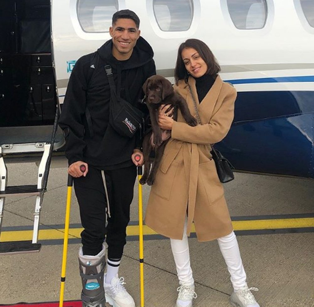 Hiba Abouk y Achraf adoptan juntos un perro. Instagram