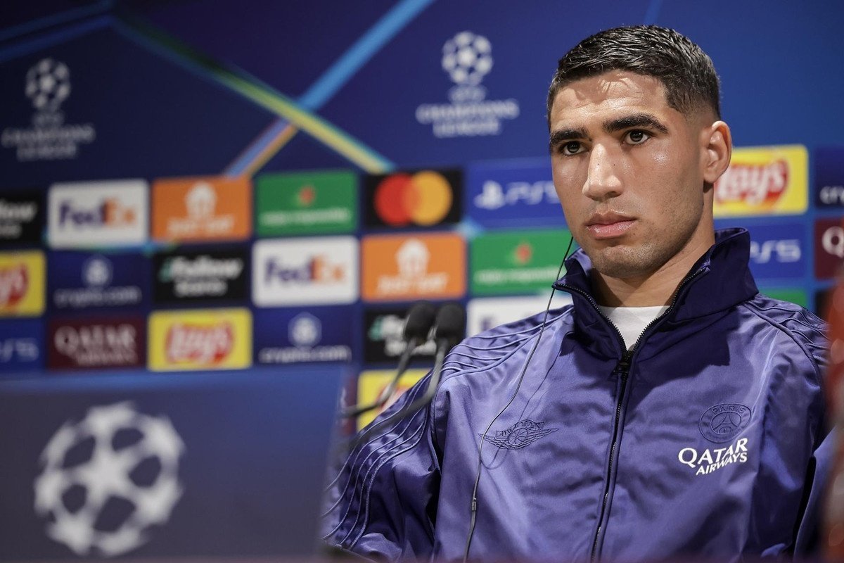 Hakimi parla in conferenza stampa. EFE