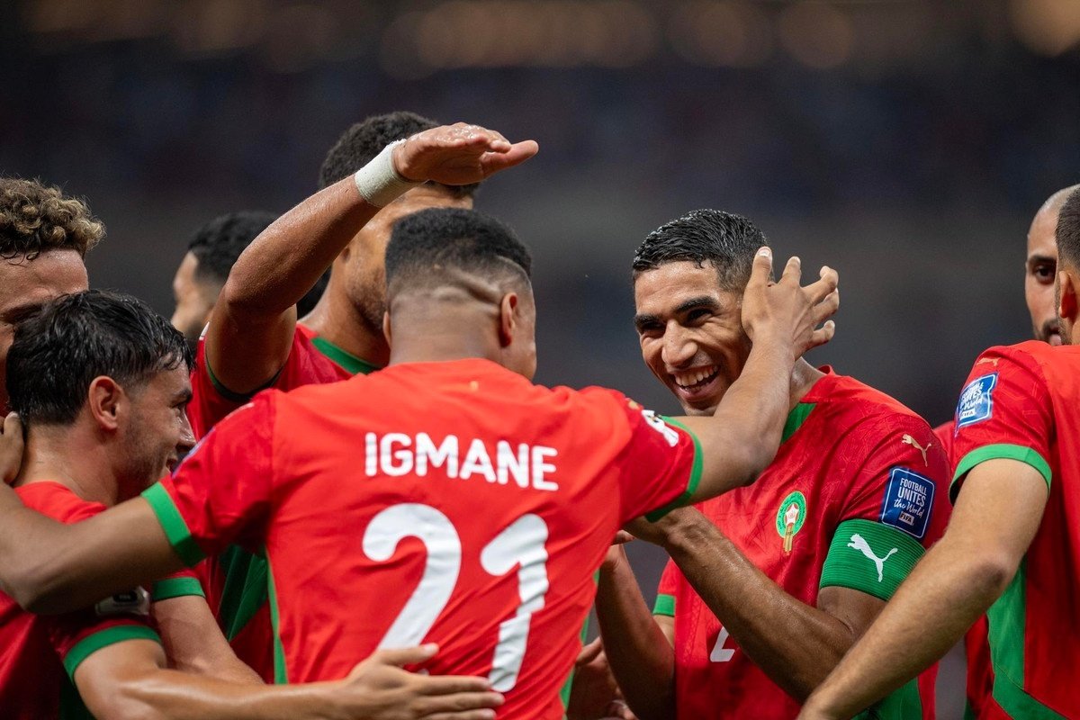 A contagem regressiva para a Copa do Mundo de 2026 já começou. O torneio, que será disputado nos Estados Unidos, México e Canadá, marcará a estreia do novo formato com 48 seleções. De 11 de junho a 19 de julho, as atenções do planeta estarão voltadas para o maior evento do futebol. Além dos três anfitriões, outras dez seleções já garantiram a classificação por mérito esportivo, assegurando seu lugar na próxima edição do Mundial.