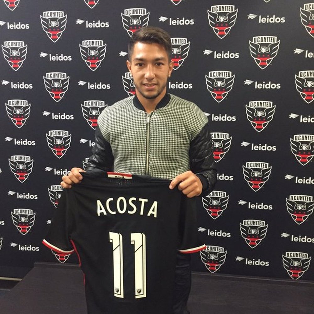 Acosta posa con la camiseta de su nuevo equipo, el DC United. Twitter