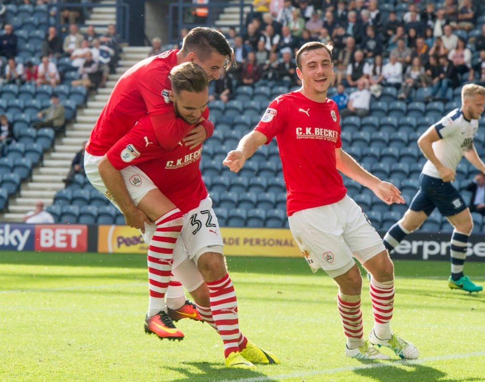 Adam Armstrong vivió un debut inolvidable. Barnsley