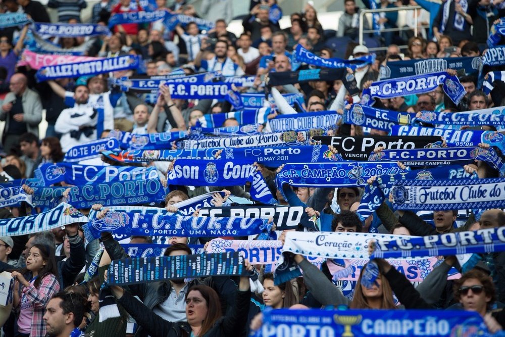 Adeptos do FC Porto esperam ver os 'dragões' líderes após o clássico. FC Porto Twitter