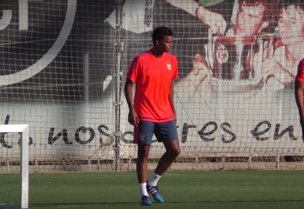 Aderllan Santos realiza su primer entrenamiento con el Valencia. Twitter