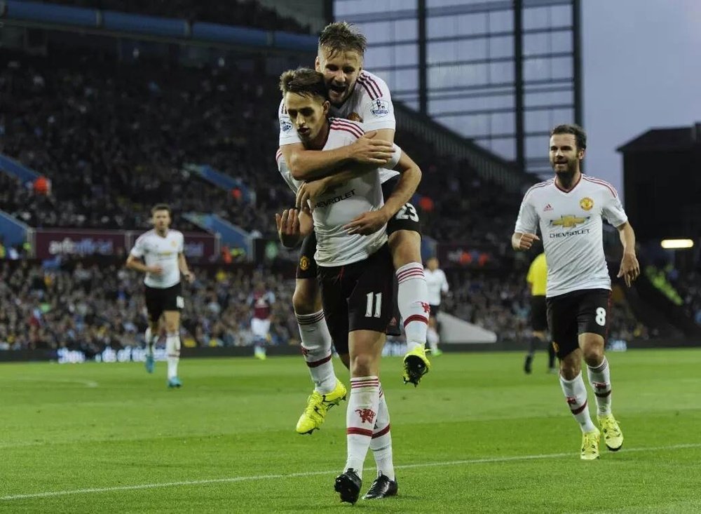 Adnan Januzaj celebra un gol con Luke Shaw en presencia de Juan Mata. Twitter
