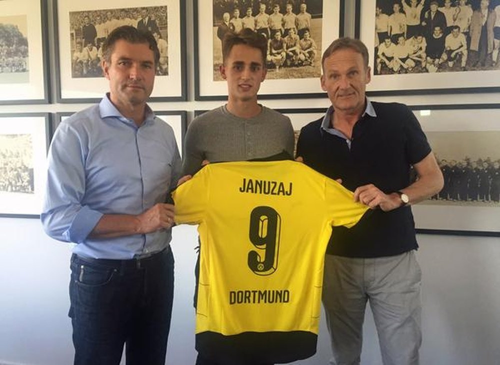 Adnan Januzaj posa con la camiseta del Borussia Dortmund. Twitter