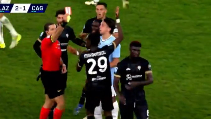 El Cagliari se quedó con 9 por dos rojas en el mismo minuto