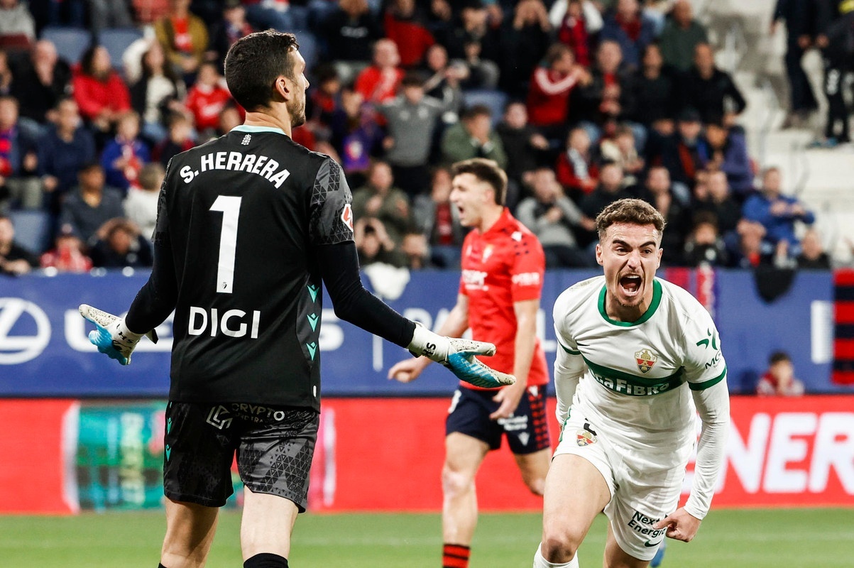 El Elche pincha el globo de El Sadar