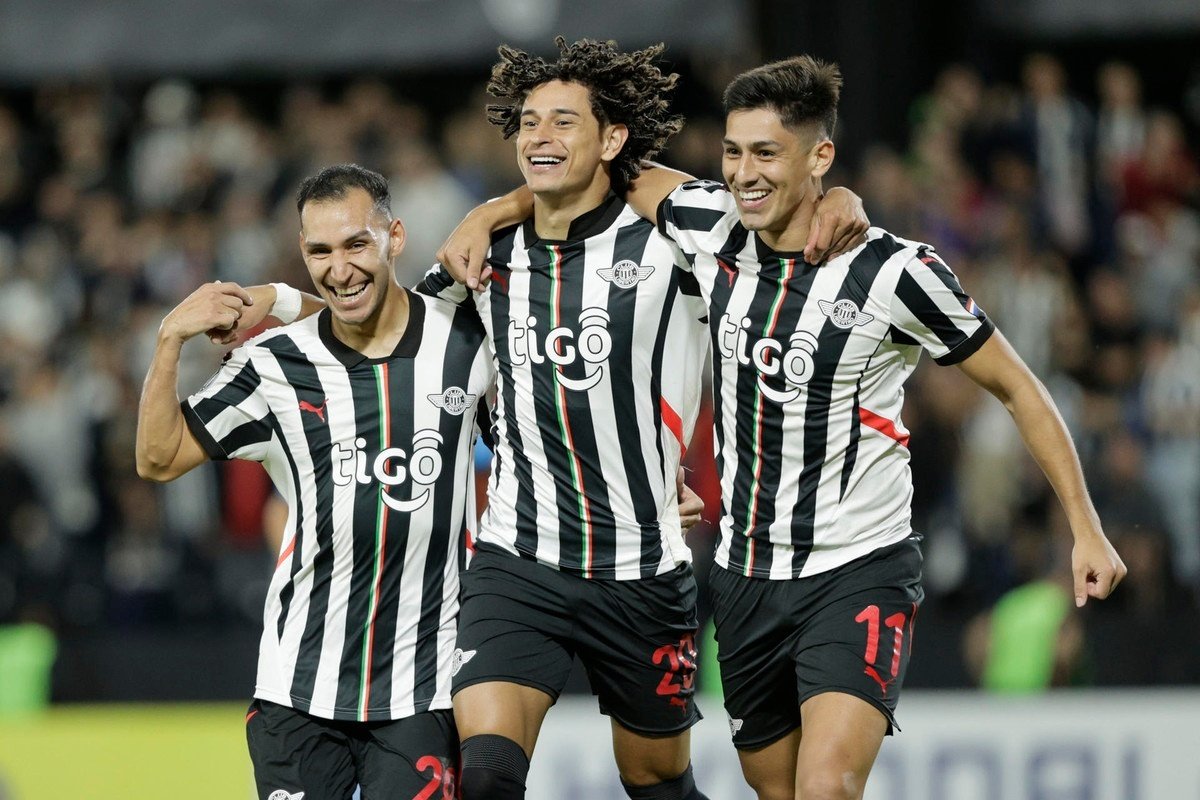 Los paraguayos lograron su segundo triunfo en las dos primeras jornadas del Grupo D gracias a los goles de Iván Franco y Adrián Alcaraz.