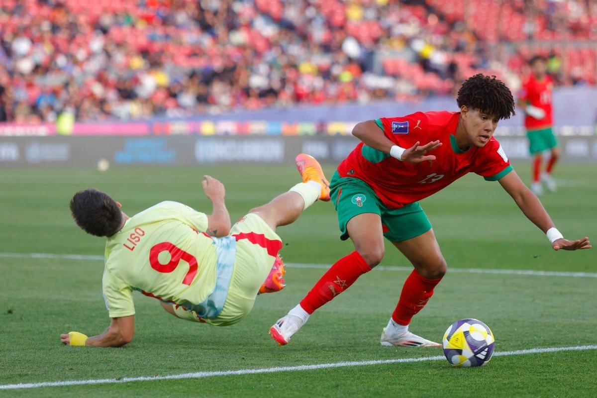 España tropieza con la primera piedra en el Mundial